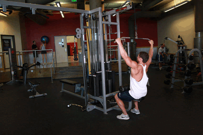 Plačiu griebimu traukimas prie krūtinės